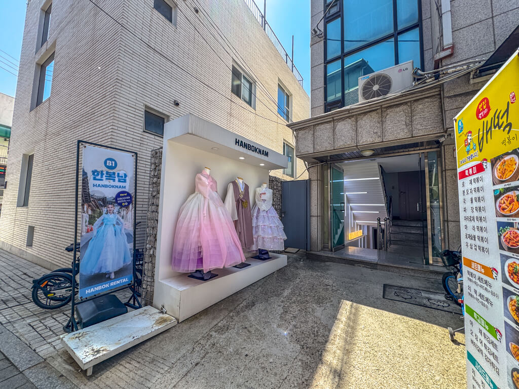 Hanboknam Bukchon Hanbok Rental Seoul South Korea _ Laugh Travel Eat-7