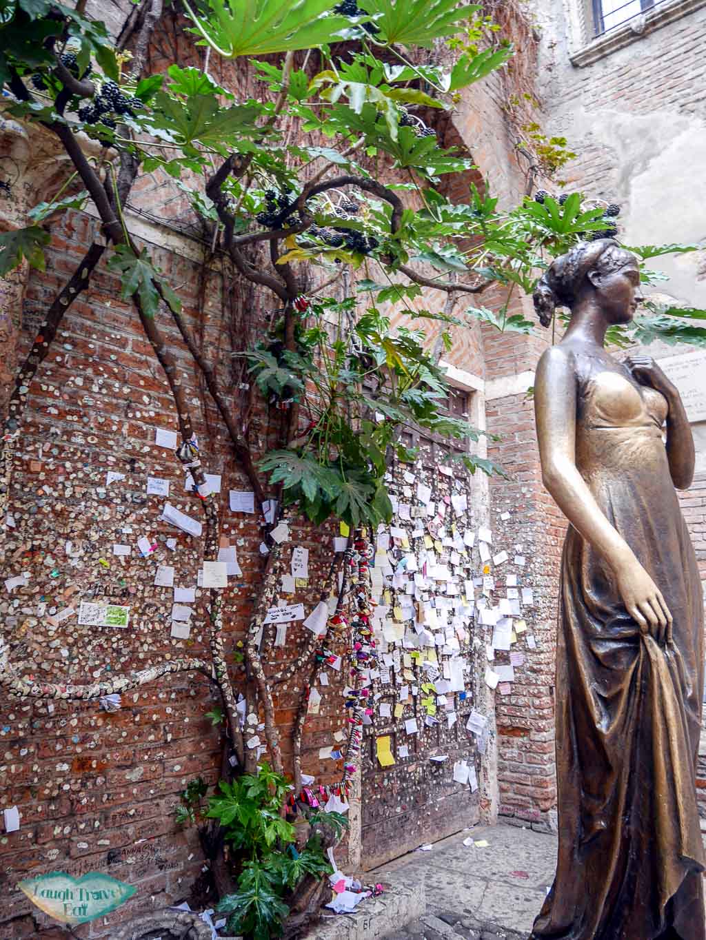 bronze statue of juliet casa di Giulietta verona italy