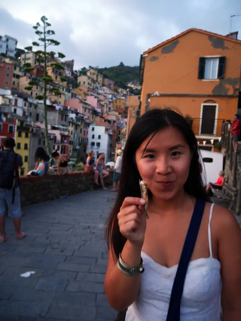 Eating fried fish at Riomaggiore, Cinque Terre| Laugh Travel Eat