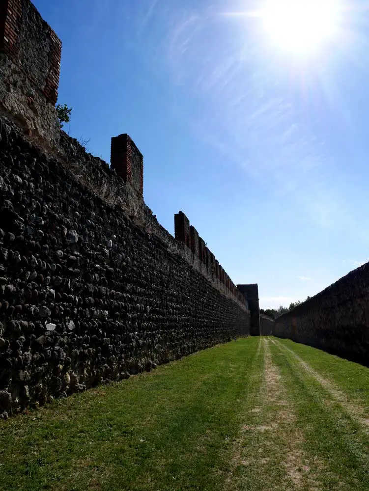 Veronos senoji miesto siena, Verona, Italija |  Juokitės kelionėmis Valgykite