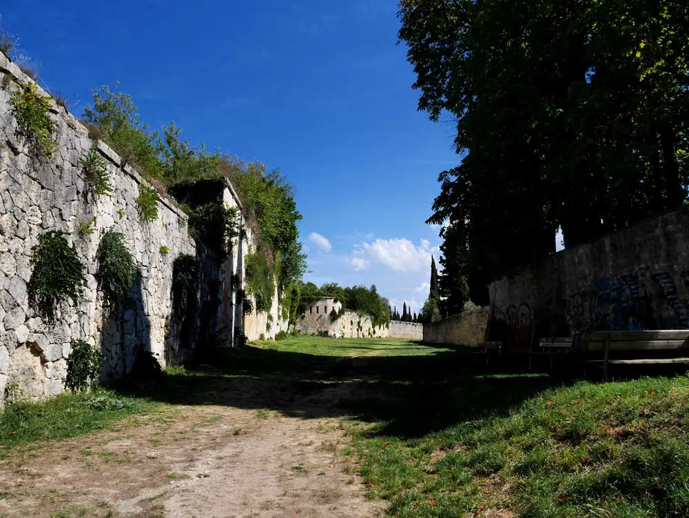 Veronos senoji miesto siena, Verona, Italija |  Juokitės kelionėmis Valgykite