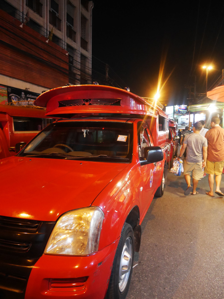 紅色的大型Tuk tuk
