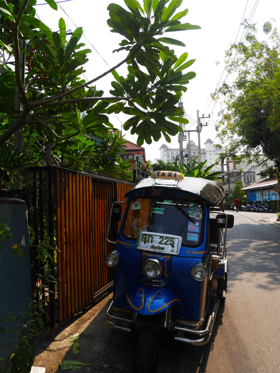 清邁最多只能坐三人的小tuk tuk