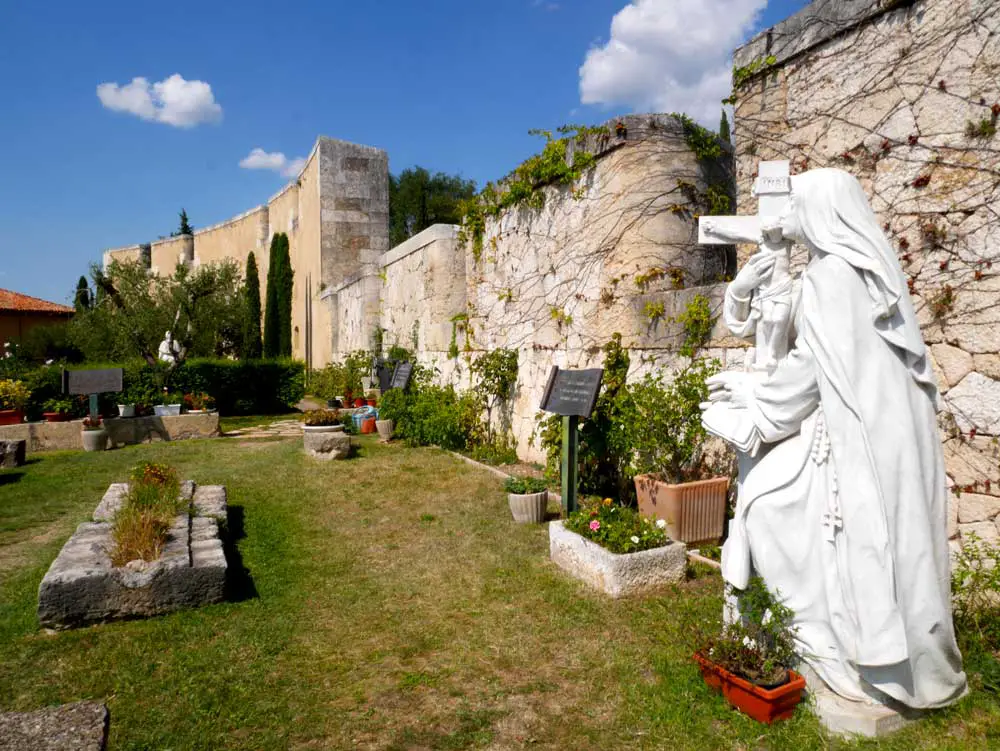 Mažas sodas iki Santuario Nostra Signora di Lurdo, Verona, Italija | Juokitės kelionėmis Valgykite