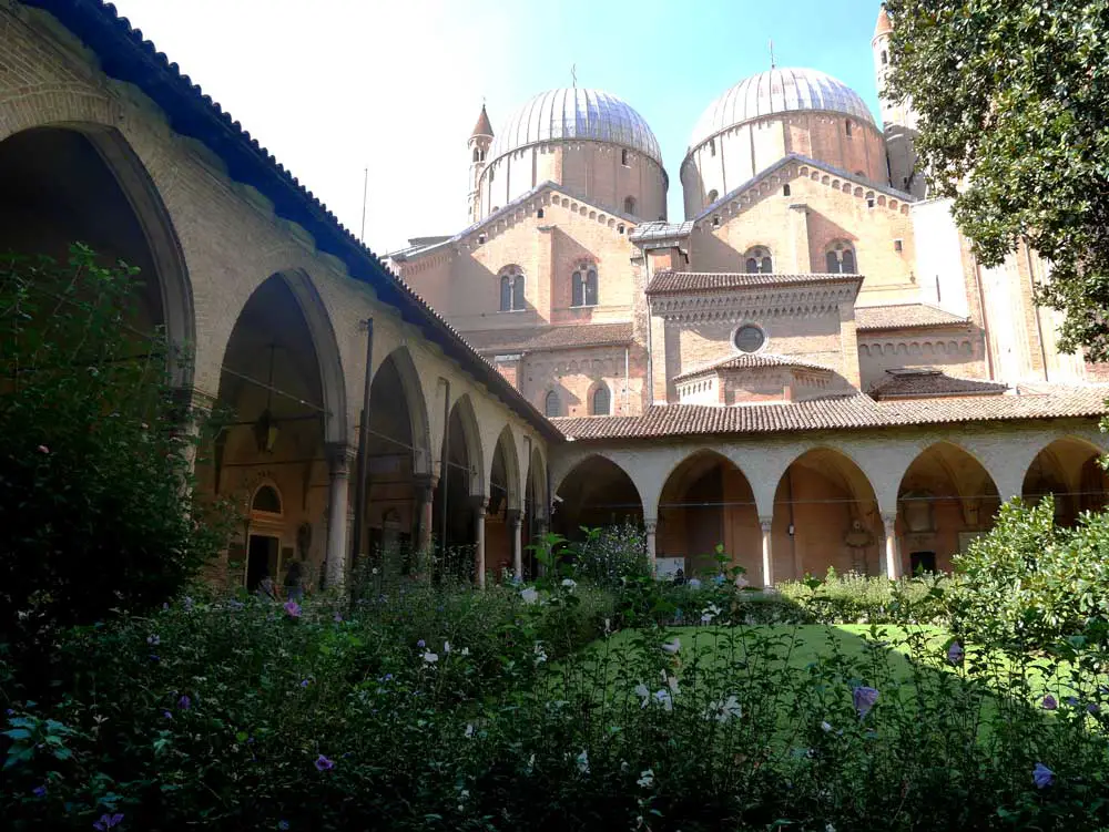 Courtyard of Saint Antonio Bascilica, Padua, Veneto, Italy | Laugh Travel Eat