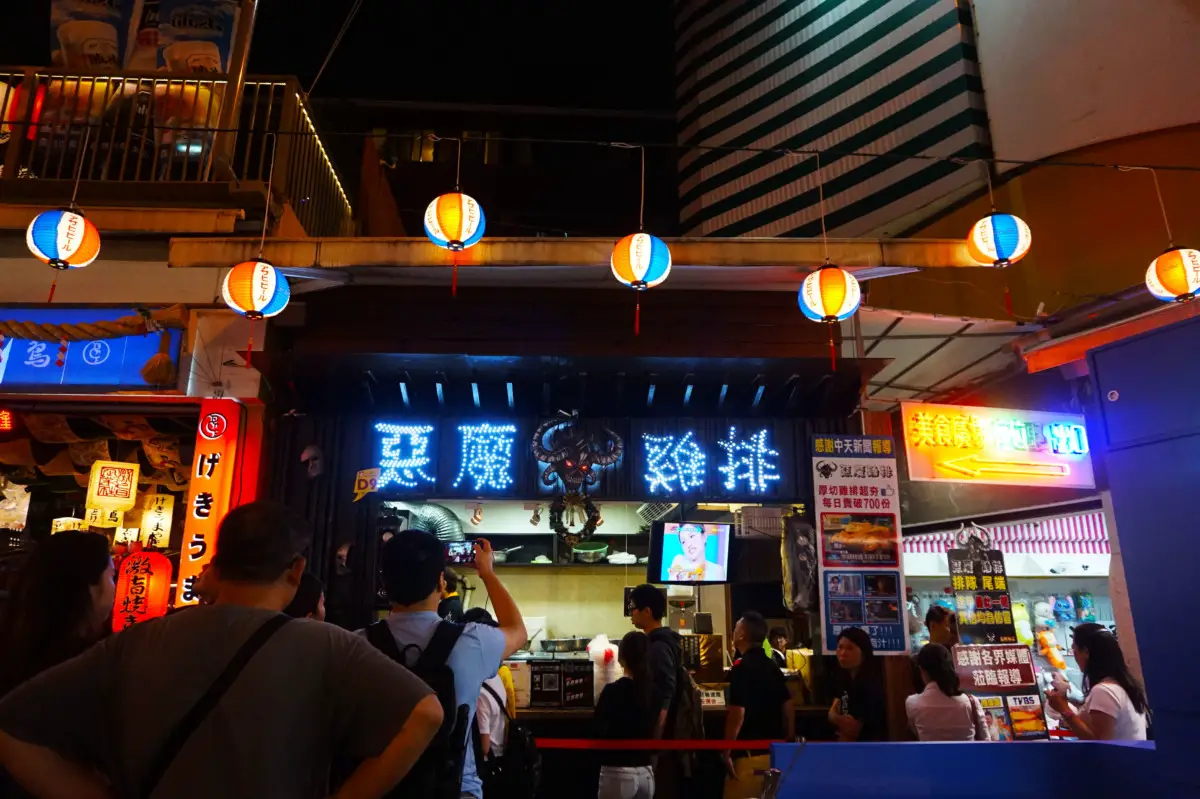 Best chicken chop in FengJia Night Market at Taichung, Taiwan | Laugh Travel Eat