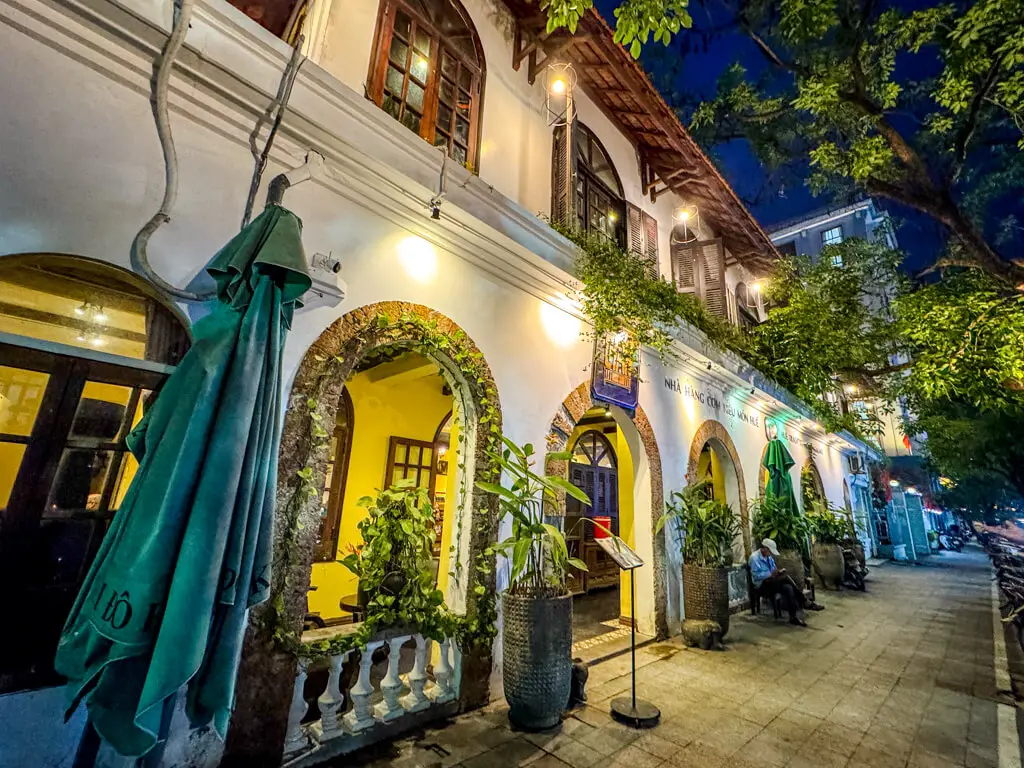 Cơm niêu Chạn restaurant Hue vietnam _ laugh travel eat