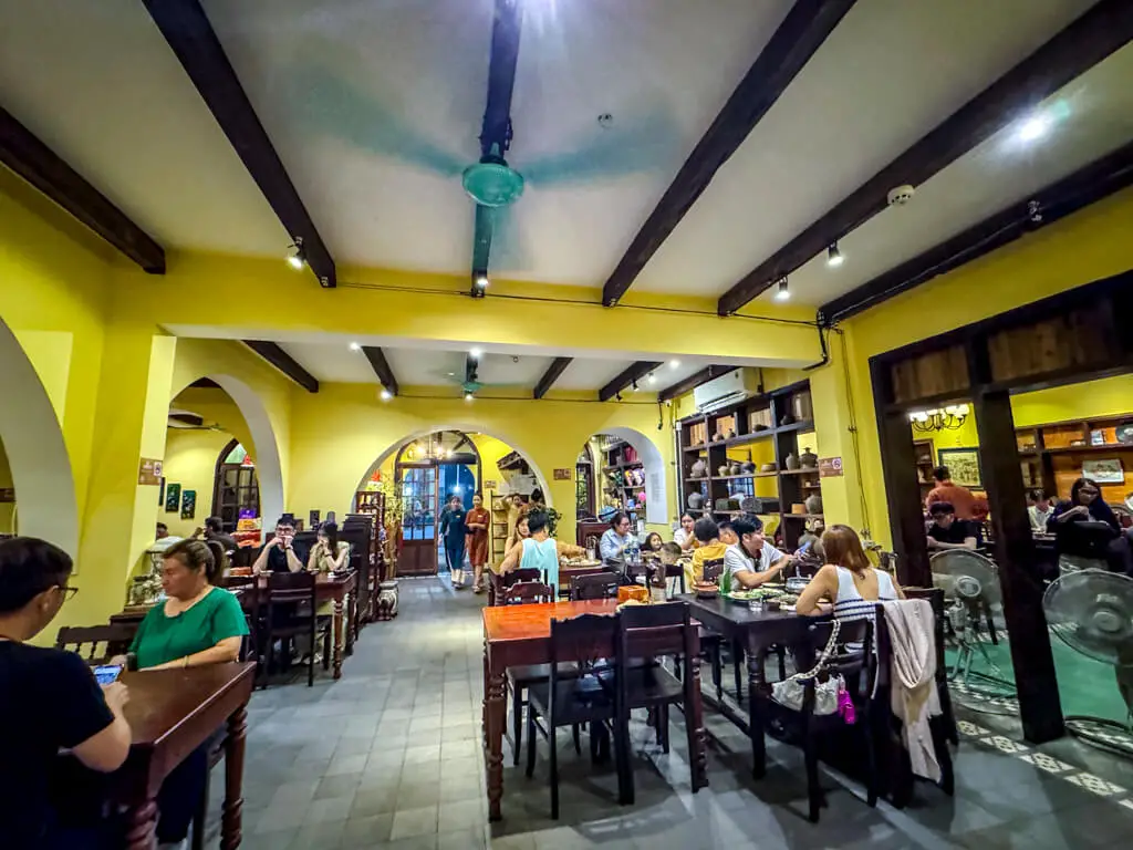 Cơm niêu Chạn restaurant Hue vietnam _ laugh travel eat