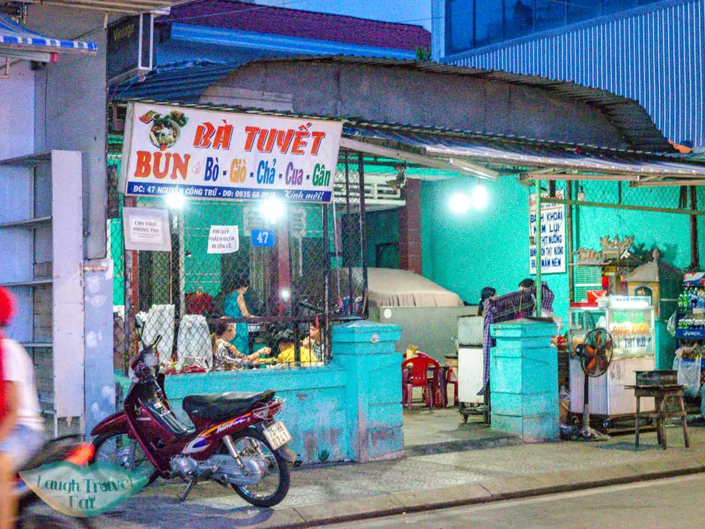 Quan an ba Tung hue vietnam - laugh travel eat