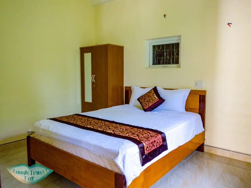 room hang en hotel phong nha vietnam - laugh travel eat