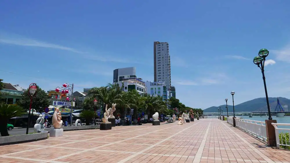 在韓江南邊有行人道,蜆港
