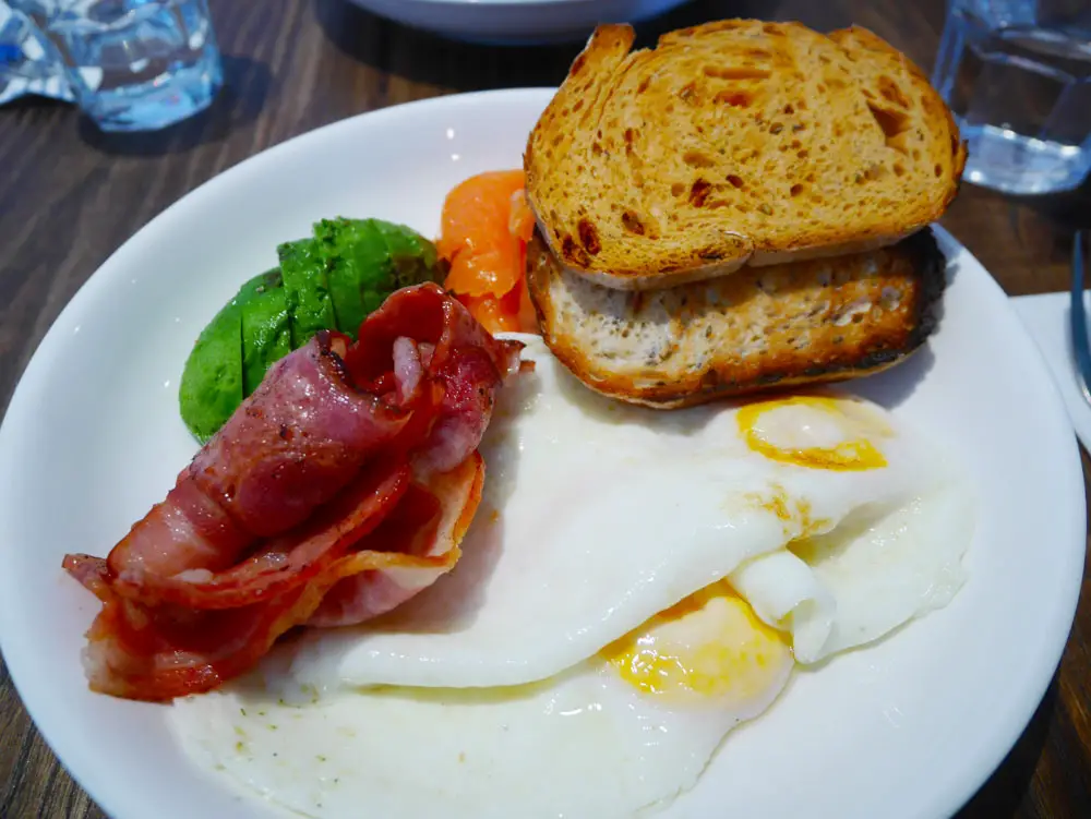 香港少見的健康西式brunch組合:有麥包又有牛油果,loco fama,西環,香港