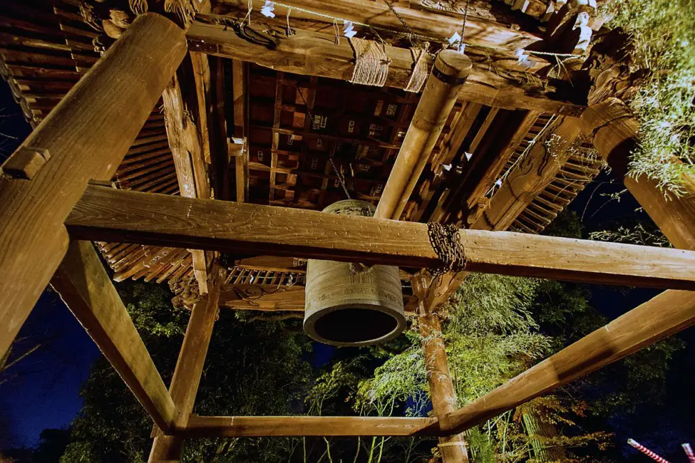 Japanese Temple Bell, rings 108 times for he New Year | Laugh Travel Eat