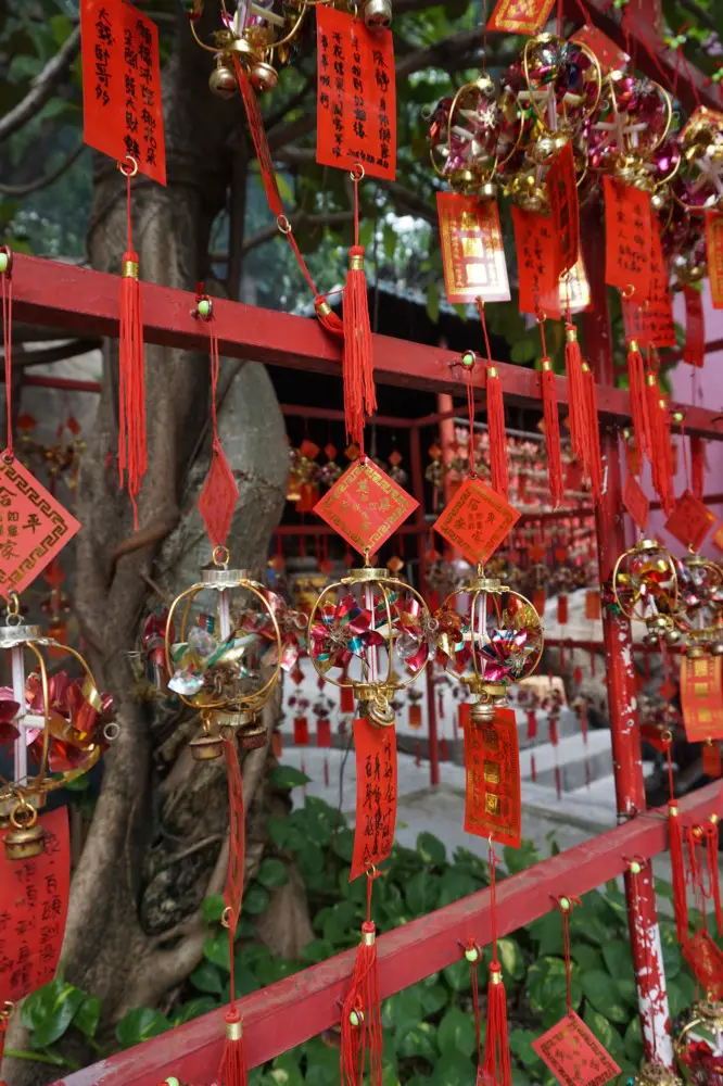 在媽祖閣內掛滿著許願風鈴紅木架,澳門
