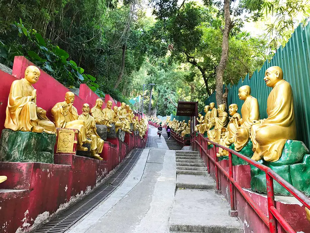 上萬佛寺的路上兩旁都有金光閃閃的佛像