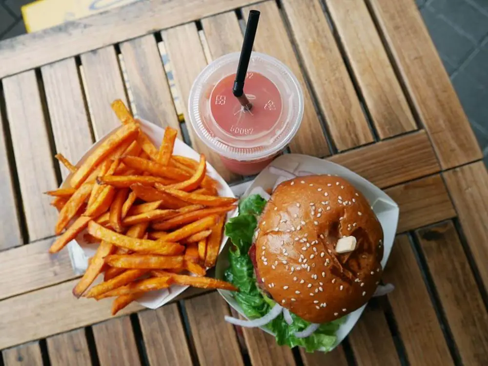 Burger + sweet potato chips + fresh guava juice = best meal ever, Burger Deli, Sai Kung, Hong Kong | Laugh Travel Eat
