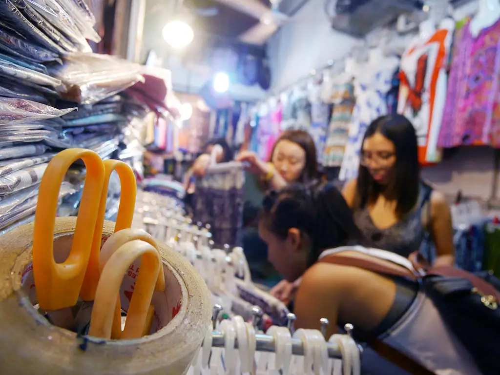 Shopping in Siem Reap Art Center Night Market, Siem Reap, Cambodia | Laugh Travel Eat