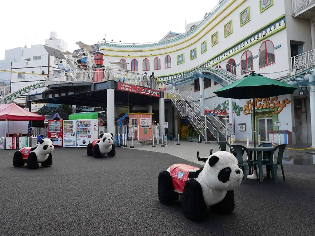 Hanayashiki main square, Hanayashiki theme park, asakusa, taito, tokyo, japan | Laugh Travel Eat