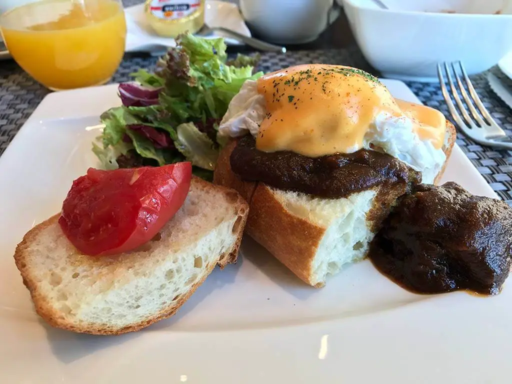 Curry benedict, the gate hotel kaminarimon, asakusa, taito, japan | Laugh Travel Eat
