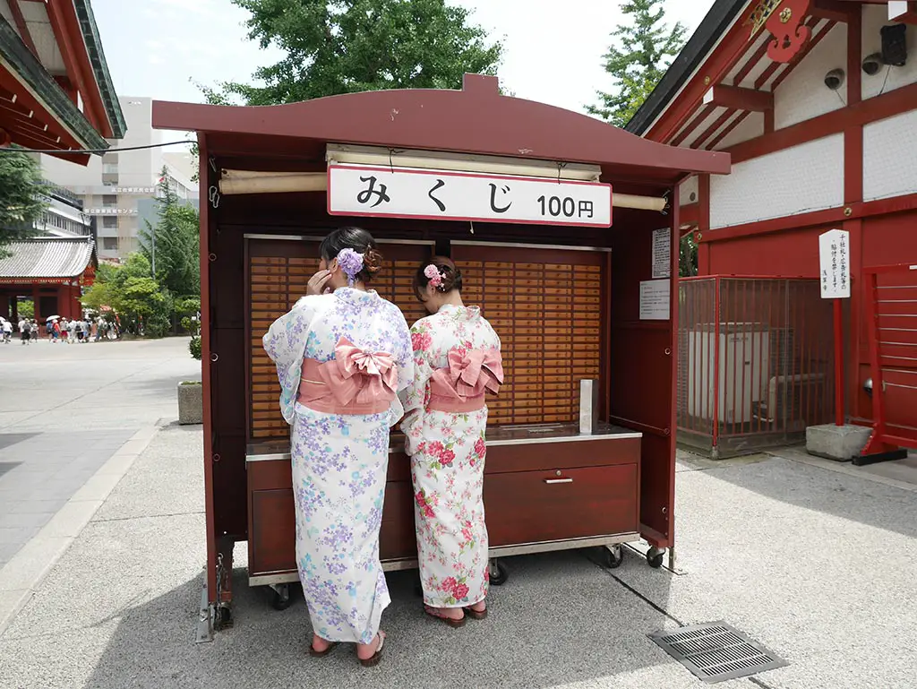 Kau cim in sensoji, asakusa, taito, tokyo, japan | Laugh Travel Eat