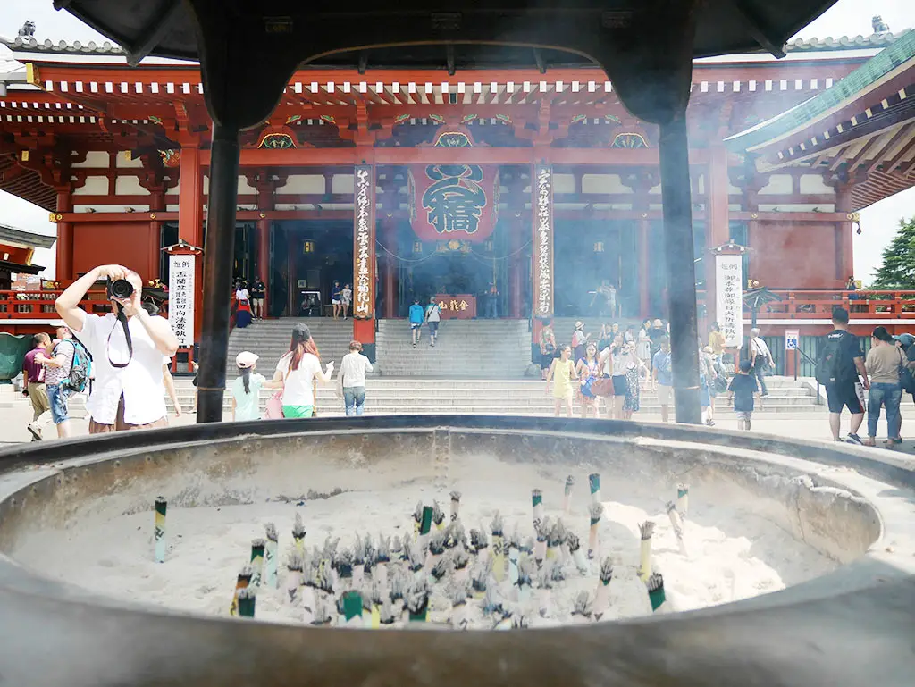 incense burner in front of sensoji temple, asakusa, taito, tokyo, japan | Laugh Travel Eat