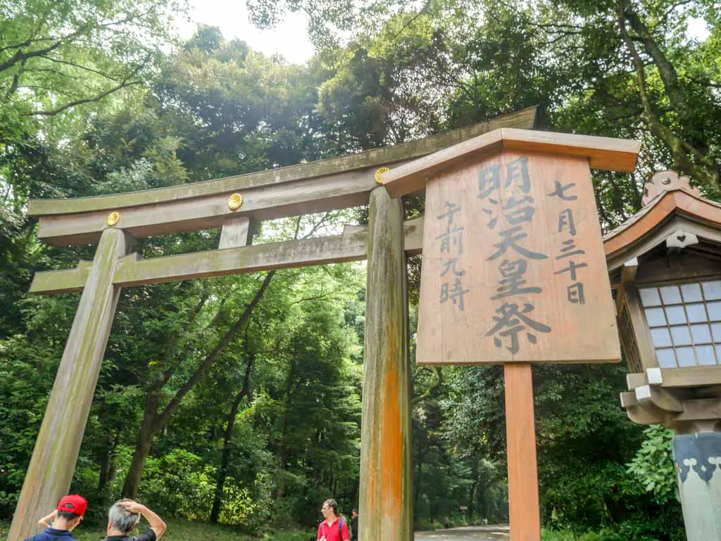 meiji shrine entrance tokyo