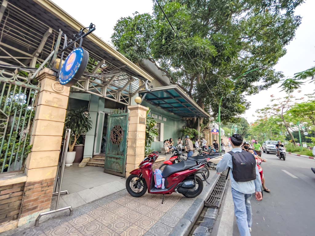 kem ho tay ice cream place Hanoi Vietnam - laugh travel eat