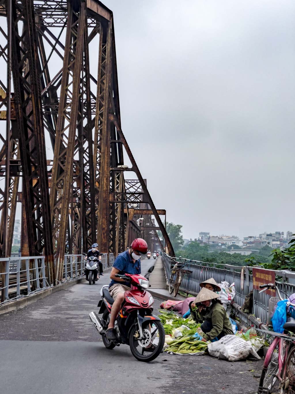 long bien bridge hanoi Vietnam - laugh travel eat