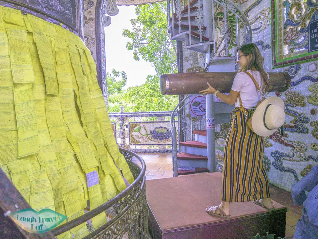 ringing-bell-with-wish-linh-phuong-pagoda-dalat-vietnam-laugh-travel-eat