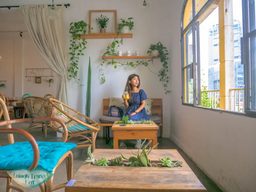chilling-in-saigon-oi-cafe-apartment-ho-chi-minh-city-vietnam-laugh-travel-eat