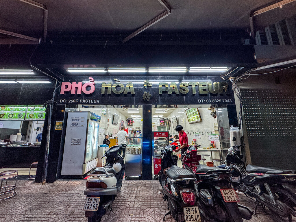 Phở Hòa Pasteur Ho Chi Minh City Vietnam _ laugh travel eat-1