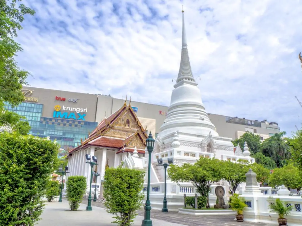 Wat-Pathum-Wanaram-bangkok-Thailand-laugh-travel-eat