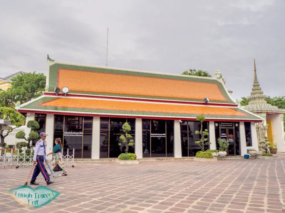 massage-place-wat-pho-bangkok-Thailand-laugh-travel-eat