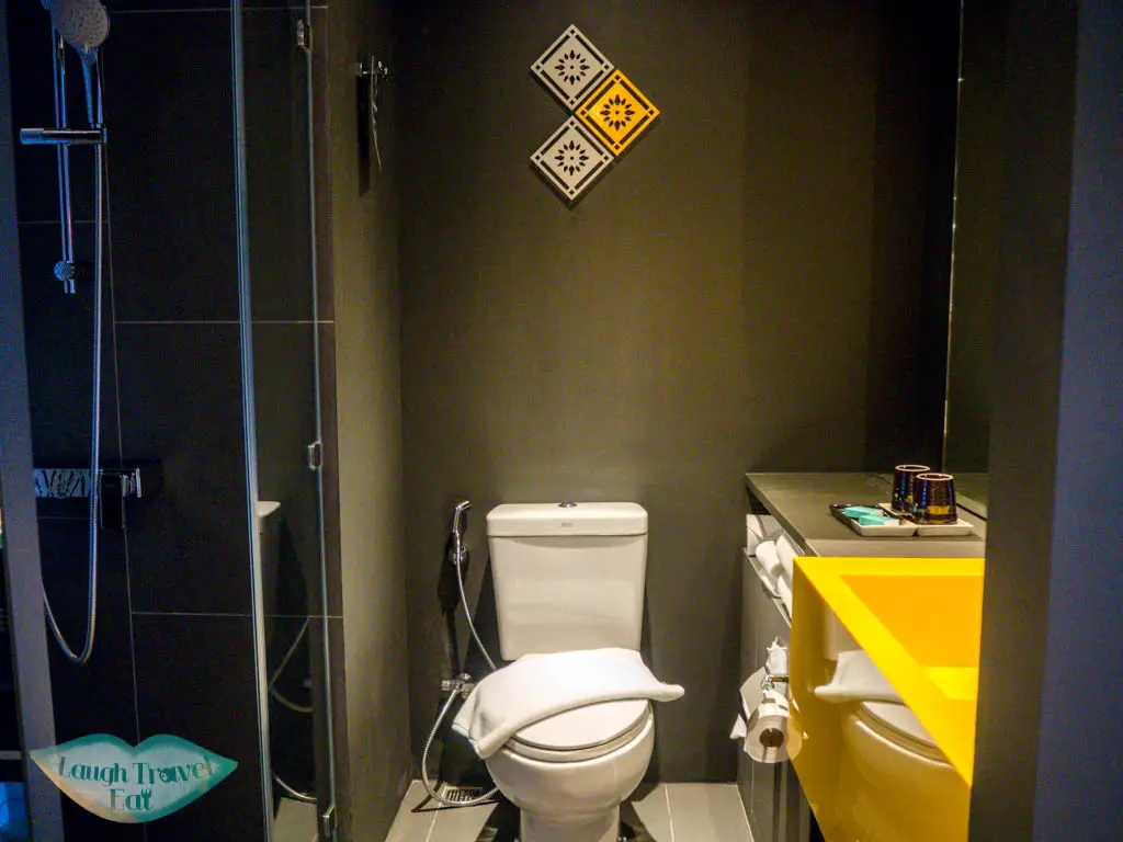 bathroom-Ibis-Bangkok-Sukhumvit-4-twin-room-bangkok-thailand-laugh-travel-eat
