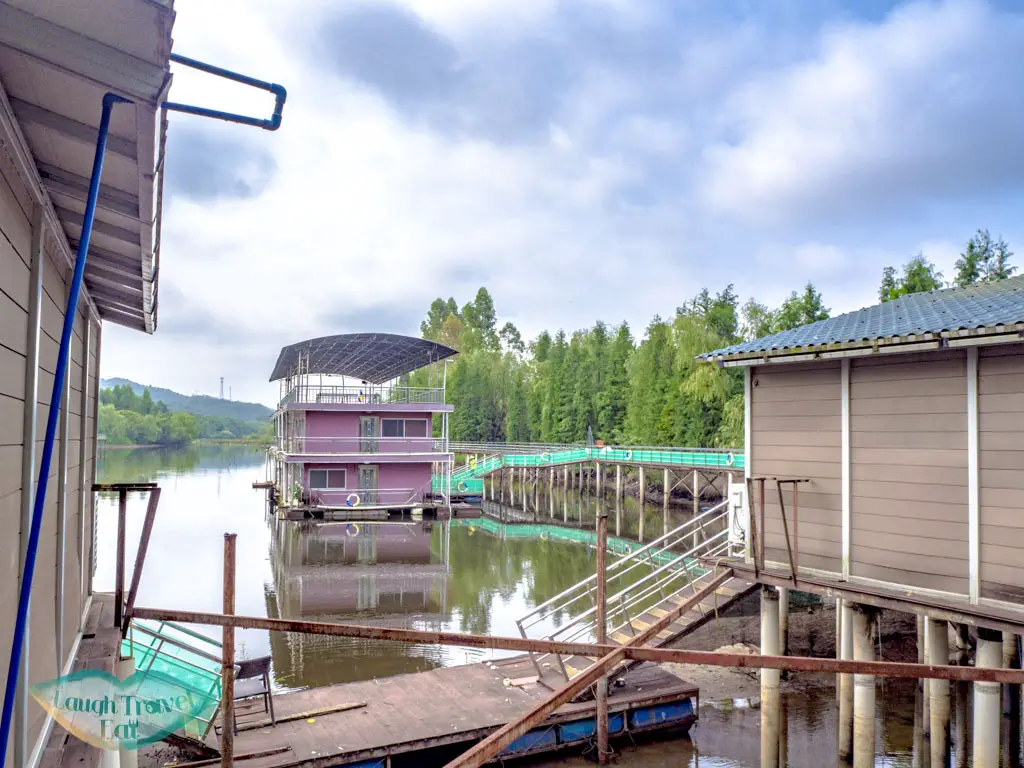 romantic-boat-house-in-Dazhang-Shatan-Resort-Yingde-qingyuan-china-laugh-travel-eat