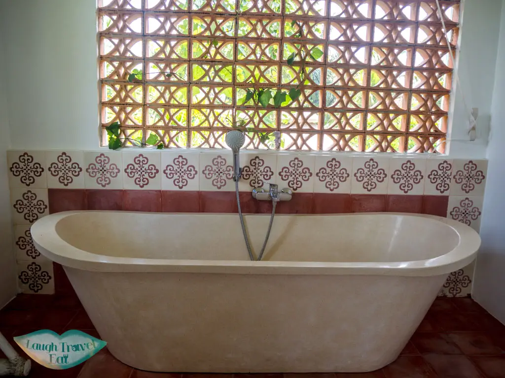 bathtub-dutch-style-villa-sebatu-sanctuary-bali-indonesia-laugh-travel-eat