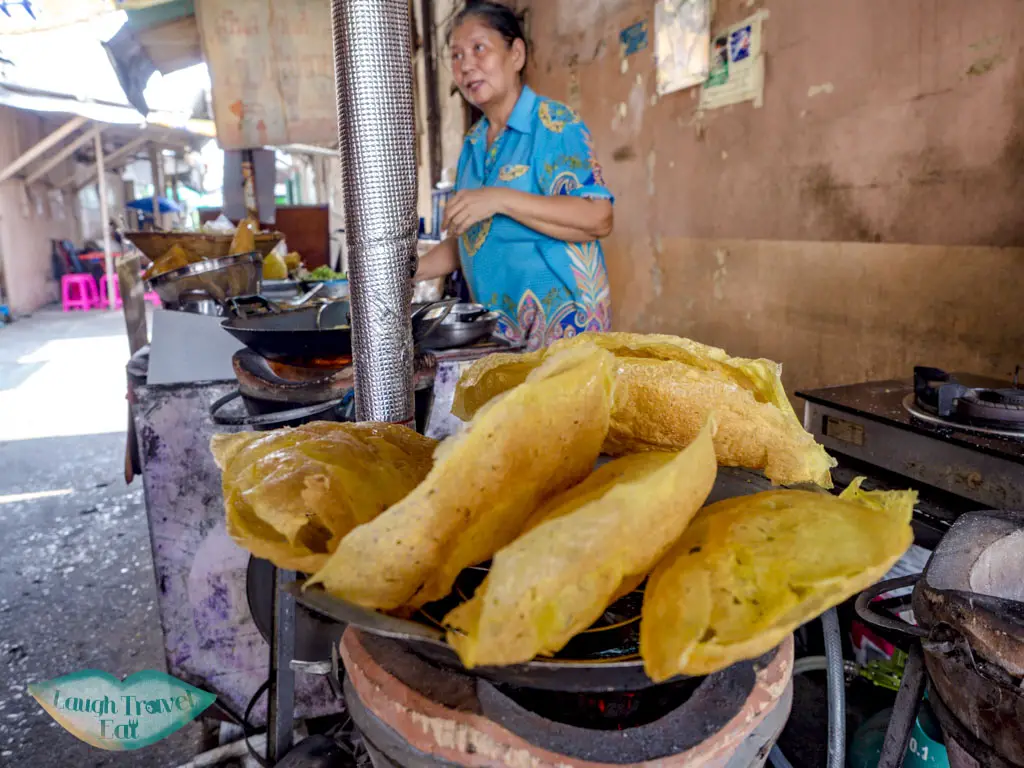 Kanom Bueang Yuan Nang Loeng Market bangkok thailand - laugh travel eat