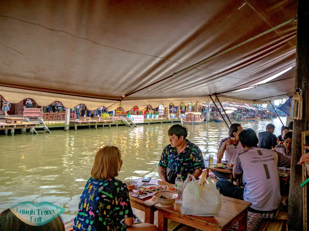 better-seatings-amphawa-floating-market-bangkok-thailand-laugh-travel-eat
