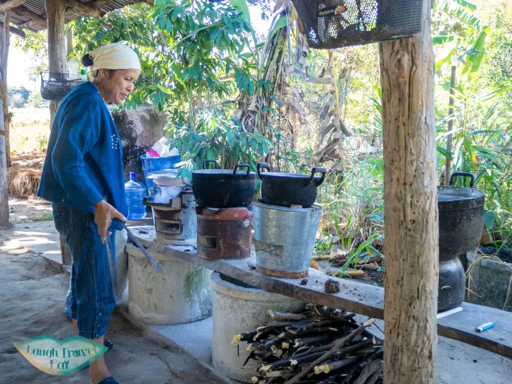 cooking-station-Sommanus-Farm-Ban-Nong-San-sakon-nakhon-thailand-laugh-travel-eat