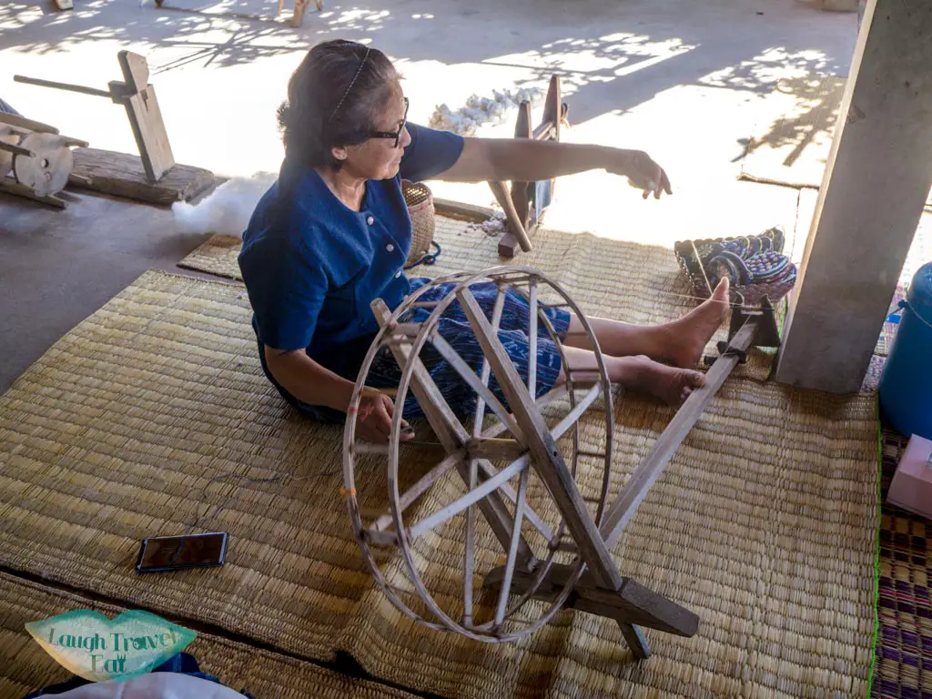cotton-thread-making-step-3-indigo-dye-Ban-Nong-San-sakon-nakhon-thailand-laugh-travel-eat