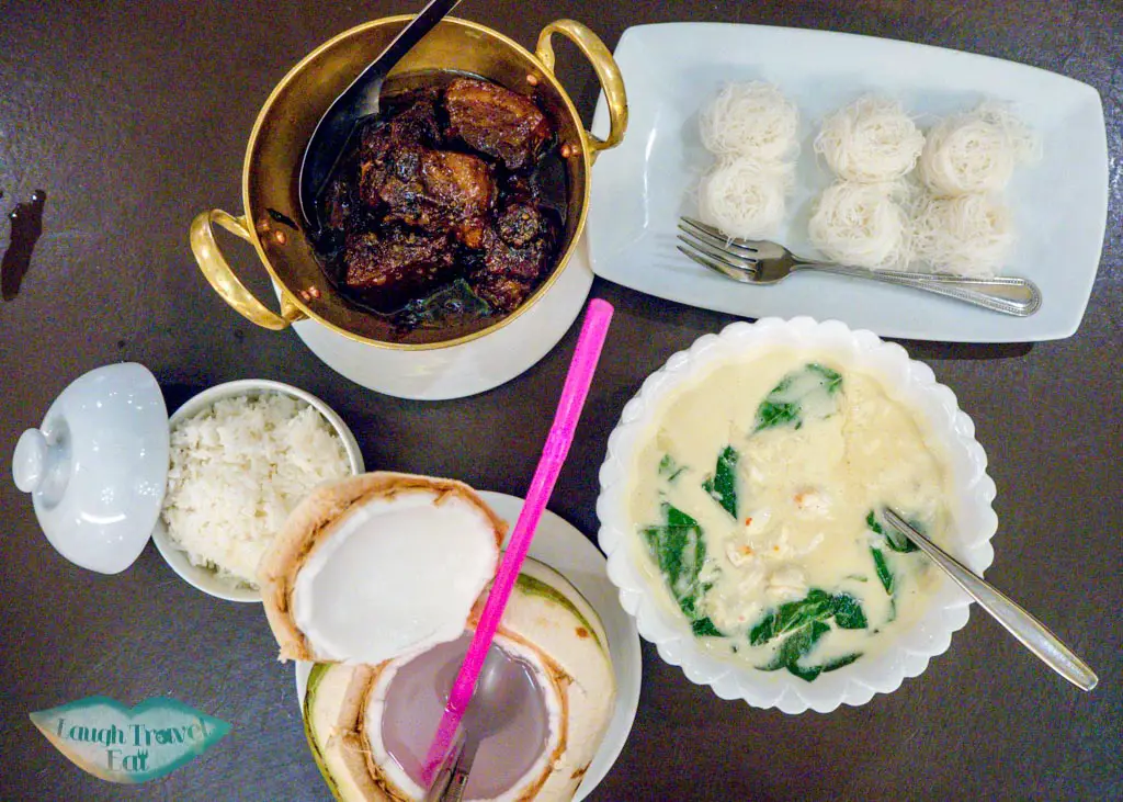 crispy-pork-belly-and-crab-with-yellow-curry-Prai-Raya-restaurant-bangkok-thailand-laugh-travel-eat