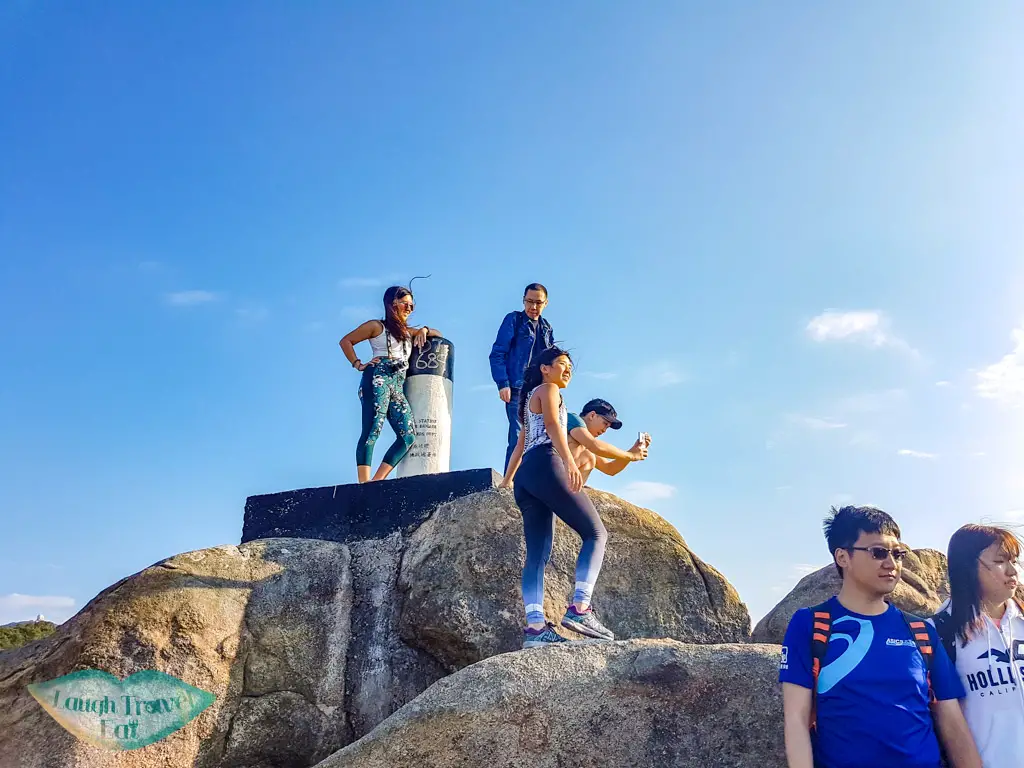 crowds-on-summit-hung-heung-lo-fung-braema-hill-hong-kong-laugh-travel-eat