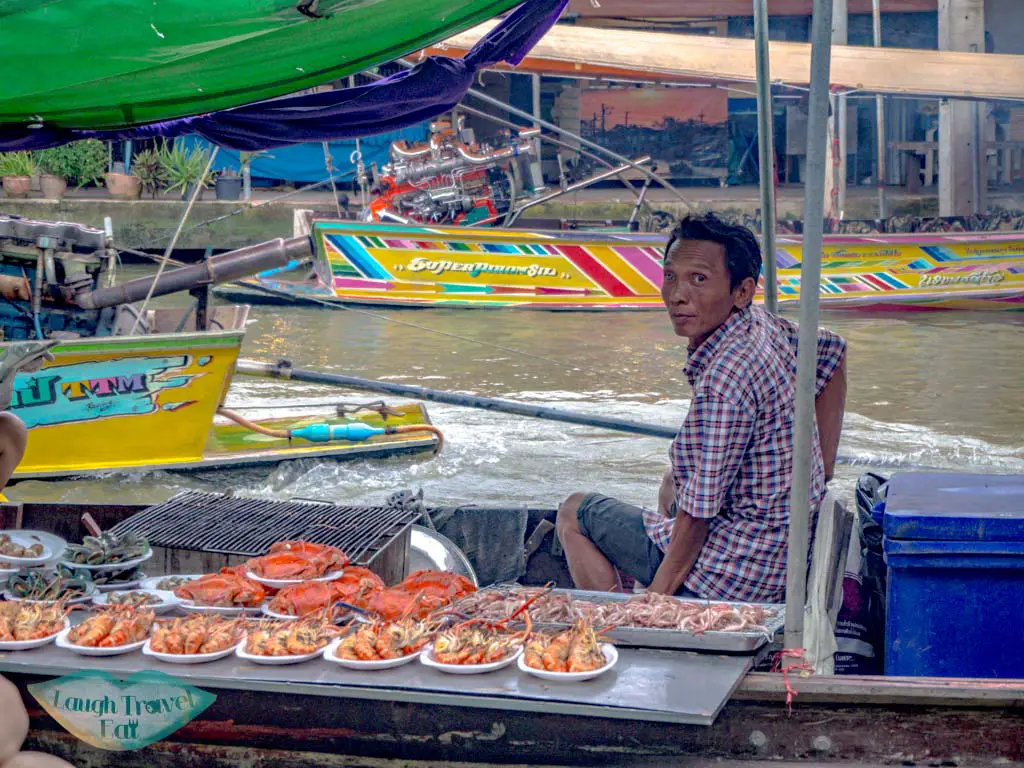 dinner-place-amphawa-floating-market-bangkok-thailand-laugh-travel-eat