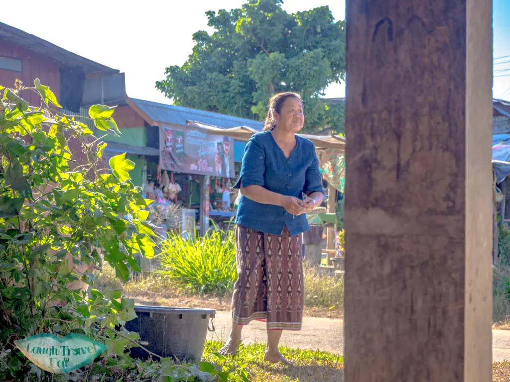 indigo-dyeing-lady-Ban-Nong-San-sakon-nakhon-thailand-laugh-travel-eat