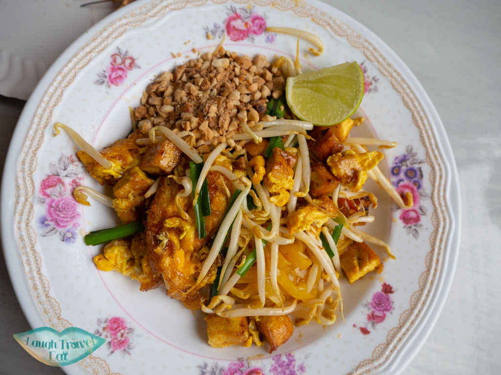 pad-thai-amphawa-floating-market-bangkok-thailand-laugh-travel-eat