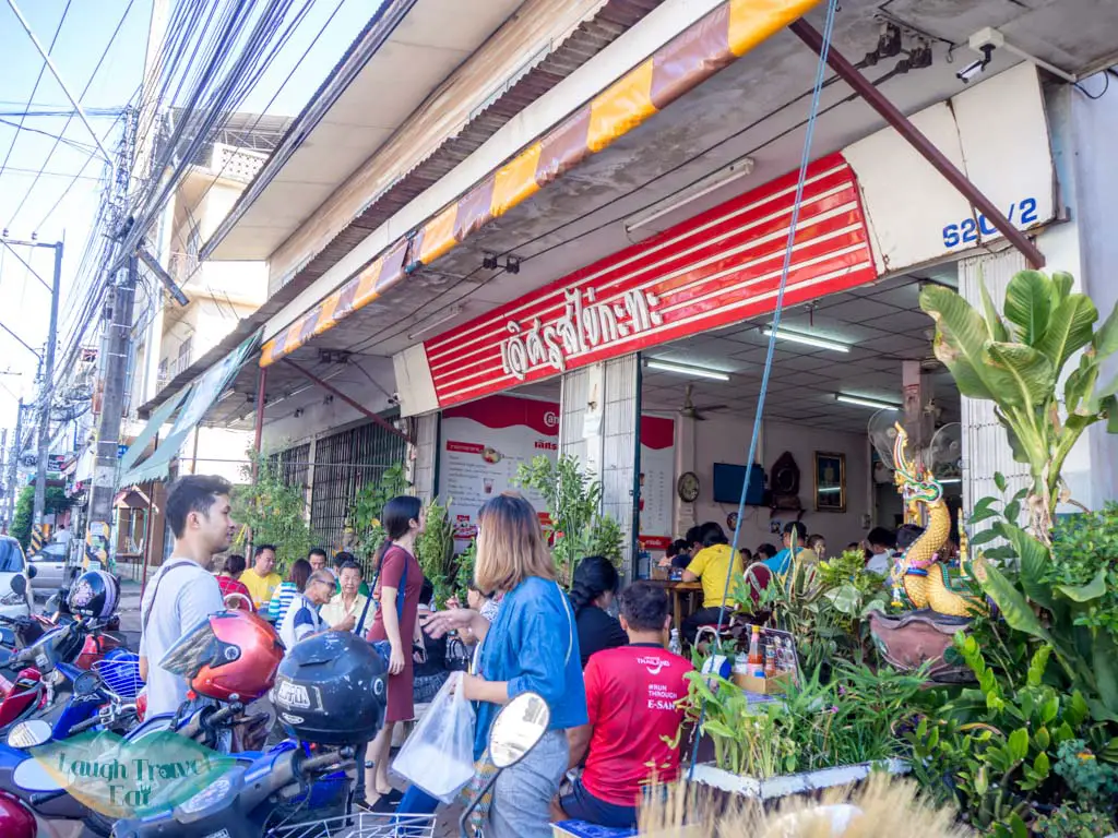 shop-front-Lert-Rot-Fried-Egg-sakon-nakhon-thailand-laugh-travel-eat