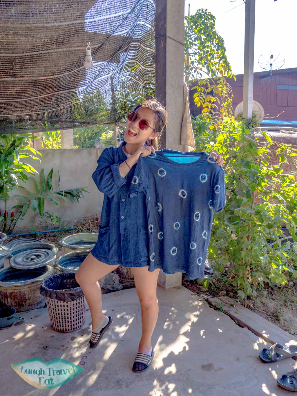 tie-dye-indigo-sakon-nahkon-thailand-laugh-travel-eat