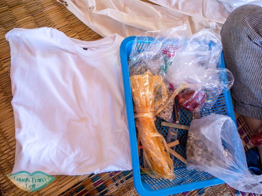 tie-dye-making-indigo-dye-Ban-Nong-San-sakon-nakhon-thailand-laugh-travel-eat