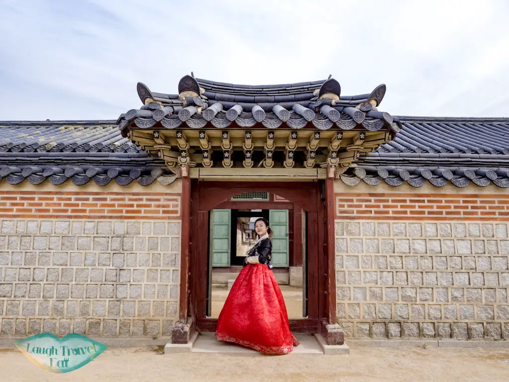 doorways-of-inner-court-Gyeongbokgung-seoul-south-korea-laugh-travel-eat