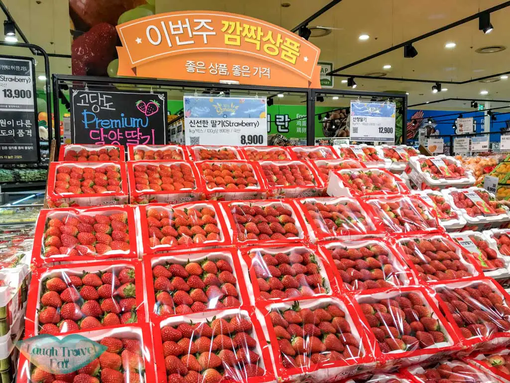 strawberry-lotte-mart-seoul-station-seoul-south-korea-laugh-travel-eat